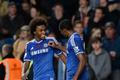 Willian a Eto´o se radují z první branky Chelsea proti West Bromwichi.