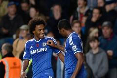 Willian a Eto´o se radují z první branky Chelsea proti West Bromwichi.