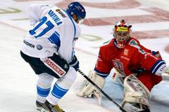 Kontiola překonává Kováře v utkání Karjala Cupu
