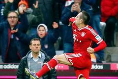 Ribéry z Bayernu Mnichov slaví branku, kterou vstřelil Augsburgu