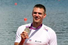 Český veslař Ondřej Synek slaví stříbro v závodu na 2 kilometry během OH 2012 v Londýně.