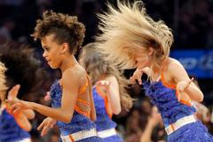 V Madison Square Garden basketbalisté domácích Knicks vyhořeli, tak bavily alespoň roztleskávačky