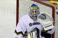 Kladenský hokejový brankář Jan Chábera vykrývá úhel mladoboleslavským hráčům v přípravném utkání před sezónou 2012/13.