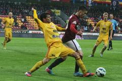 Fotbal, Gambrinus liga, Sparta - Dukla: Václav Kadlec - José Romera (ve žlutém)