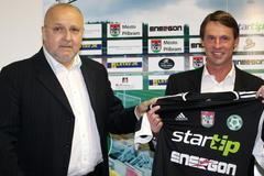 OBRAZEM Vítej Franzi! Straka si plácnul a hned šel trénovat