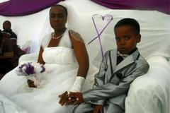 Osmiletý hoch poslechl předky a vzal si 61letou ženu