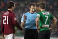 Fotbal, Gambrinus liga, Sparta - Jablonec: David Lafata, rozhodčí Pavel Královec a Filip Novák