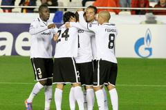 Fotbalisté Valencie slaví gól v utkání proti BATE Borisovu v Lize mistrů 2012/13.