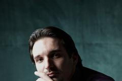 Ve škole mu říkali "Pivarotti", dnes zpívá v Metropolitní opeře a je členem Vídeňské státní opery