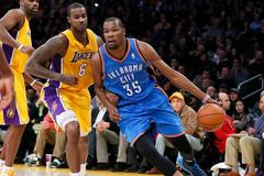 Kevin Durant uniká Earlu Clarkovi