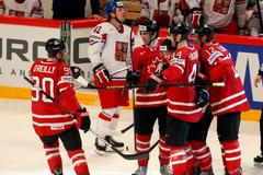 Hokej, MS 2013, Česko - Kanada: Kanada slaví gól na 1:2; vzadu Petr Koukal