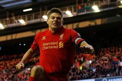 Steven Gerrard se raduje z gólu