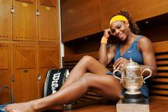 Serena Williamsová s trofejí pro vítězku French Open 2013