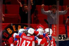 Hokejisté Norska se radují z gólu do sítě Běloruska na MS v hokeji 2013