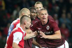 Fotbalisté pražské Slavie Martin Juhar (vpředu) a Martin Latka brání Tomáše Zápotočného (vpravo) a Léonarda Kweukeho v utkání 9. kola Gambrinus ligy 2012/13 se Spartou.
