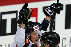 Radost německých hokejistů: Patrick Hager a Felix Schultz