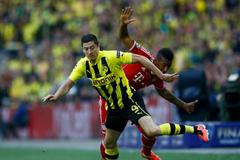 Fotbal, Liga mistrů, Bayern - Dortmund: Jerome Boateng - Robert Lewandowski (vpředu)
