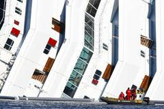 Členové Červeného kříže na člunu u Concordie