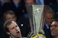 Fotbal, finále Evropské ligy, Chelsea - Benfica: Petr Čech s trofejí