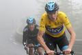 Cyklisté Chris Froome (ve žlutém) a Richie Porte