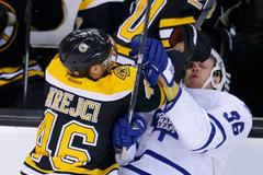 Krejčí z Bostonu a Gunnarsson z Toronta se perou v zápase play off NHL