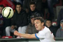 Český fotbalista David Lafata v utkání kvalifikace MS 2014 proti Bulharsku.