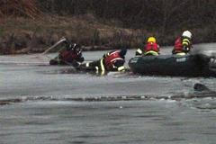 Hasiči zachránili muže z vody