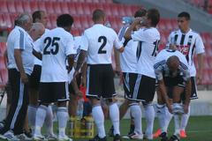 Hráči Českých Budějovic se občerstvují v zápase Sparta - České Budějovice