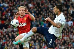 Fotbalista Manchesteru United Paul Scholes (vlevo) bojuje o míč s Clintem Dempseym v 6. kole anglické Premier League s Tottenhamem Hottspur.