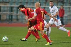 Fotbalisté Dukly Praha Tomislav Božič a Patrik Gedeon v utkání proti Baníku Ostrava ve 14. kole Gambrinus ligy 2012/13.