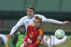 Fotbalista Dukly Praha Tomáš Berger v souboji s Janem Zawadou v utkání proti Baníku Ostrava ve 14. kole Gambrinus ligy 2012/13.