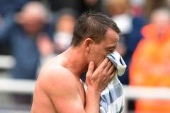 Moussa Sissoko hlavičkuje zády k míči