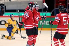 Hokej, MS 2013, Kanada - Švédsko: Steven Stamkos, Justin Schultz a Brian Campbell slaví gól