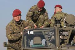 Výsadkáři v Chrudimi před cestou do Mali