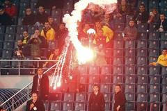 Padáček se světlicí (fanoušci Fenerbahce Istanbul)