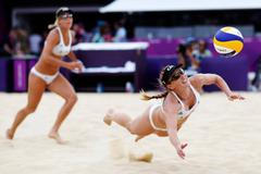 České plážové volejbalistky Markéta Sluková a Kristýna Kolocová se radují v utkání s Rakušankami Stefanií Schwaigerovou a Doris Schweigerovou na OH 2012 v Londýně.