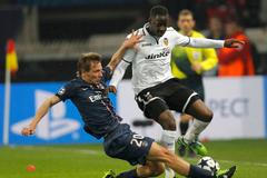 Fotbal, Liga mistrů, Paris St Germain - Valencie: Clement Chantome - Aly Cissokho