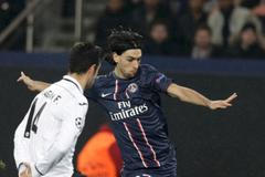 Fotbal, Liga mistrů, Paris St Germain - Valencie: Javier Pastore (vpravo) -  Antonio Barragan