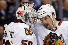 Sheldon Brookbank slaví s brankářem Crawfordem vítězství v play off NHL 2013