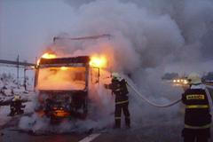 Shořelý náklaďák na D11