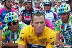 Americký cyklista Lance Armstrong v cyklistickém závodu.