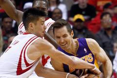Steve Nash (vpravo) z Los Angeles Lakers se probíjí obranou Houstonu