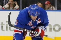 Podívejte se na střelu, kterou schytal do tváře Marc Staal