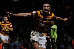 Bradford - Aston Villa (radost domácího Roryho McArdleho)