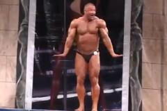 Ruský kulturista baví svojí show celý internet