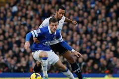 Moussa Dembele a Ross Barkley v zápase Everton - Tottenham