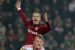 Sparťanský Marek Matějovský se rozčiluje po soubouji s Dirkem Kuytem z Liverpoolu ve vzájemném utkání osmifinále Evropské Ligy 2011