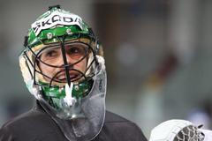 Český hokejový reprezentační brankář Alexander Salák při tréninku před Karjala Cupem 2012.