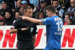 Fotbal, Gambrinus liga, Liberec - Sparta Praha: Ondřej Kušnír a rozhodčí Miroslav Zelinka