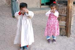 Žebrající děti na poušti